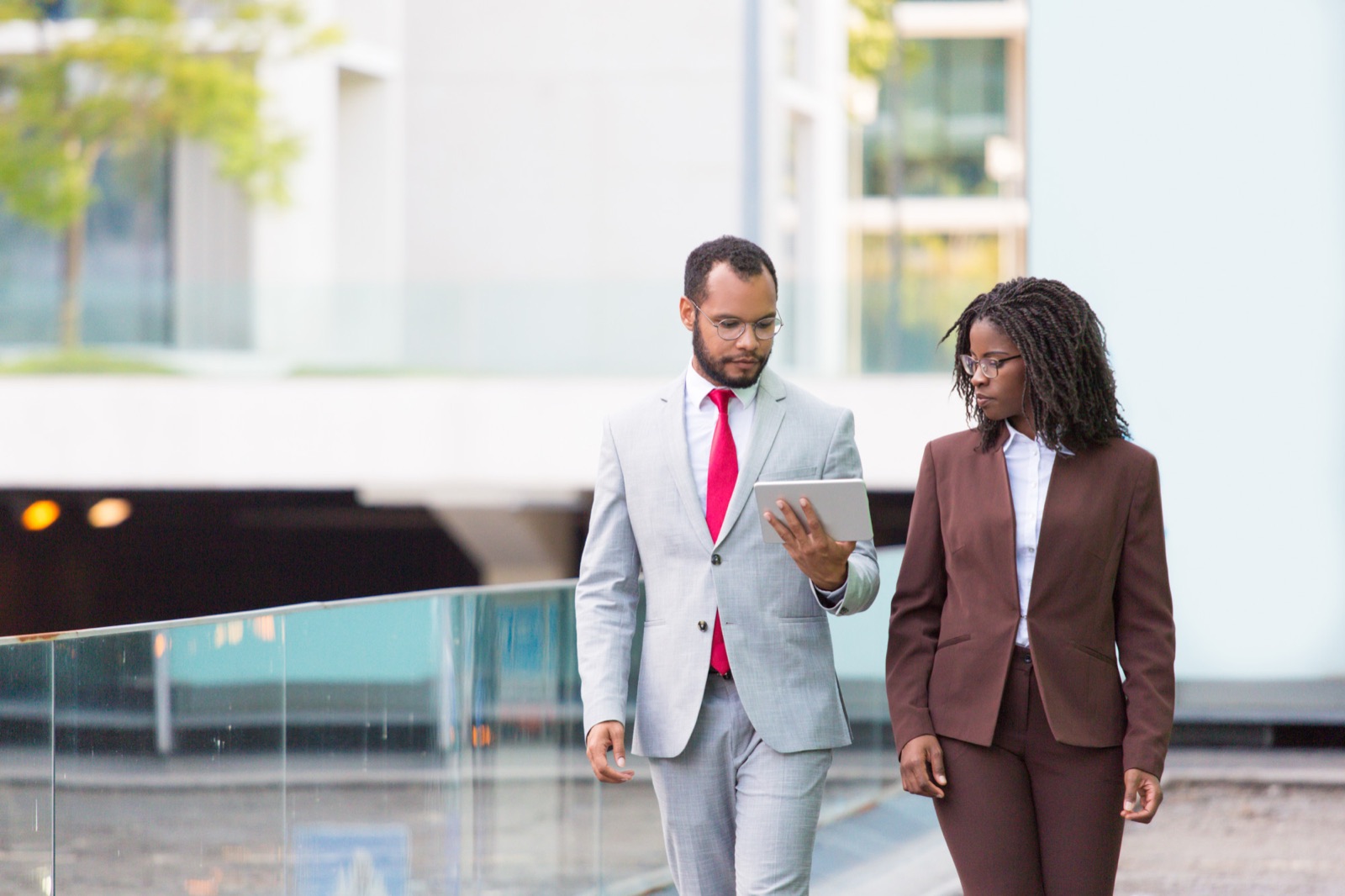 Consultants en discussion avec un client